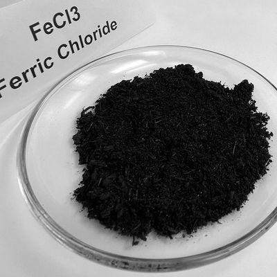 Dunkelbraune Kristall-Chlorverbindung wasserfreies 7705-08-0 des Eisenchlorid-FeCL3 des Eisen-III für Wasserbehandlung