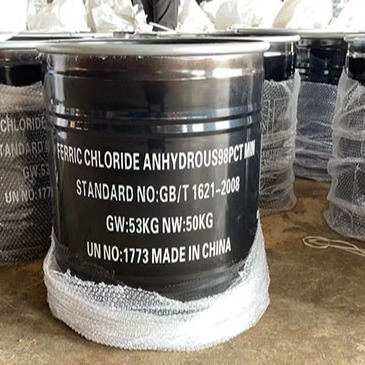98% reine schwarze Krone kristallisiertes Eisenchlorid 50kg pro Trommeln für Wasserbehandlung